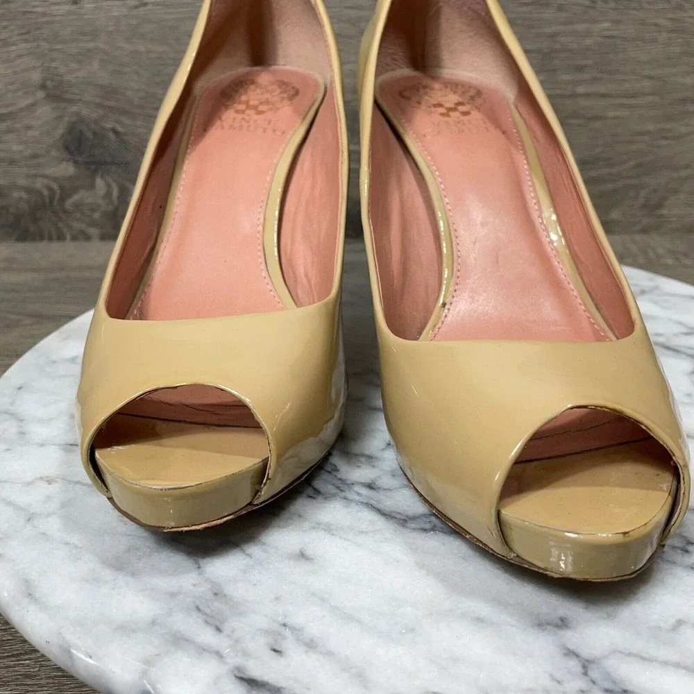 Vince Camuto Heels Womens 8.5 B Beige Nude Kitten‎ Patent Leather Peep Toe Pumps